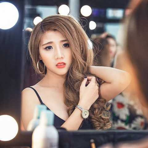 Nữ game thủ khoe đường cong nóng bỏng trong clip Đột Kích