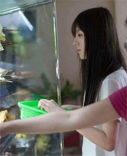 Mới đây, mạng xã hội Trung Quốc phát sốt trước loạt hình chụp một nữ sinh mặc áo sơ mi trắng ở căng-tin trường học. Nữ sinh có làn da trắng ngần, vóc dáng mảnh mai, tóc đen dài dịu dàng khiến nhiều nam sinh điêu đứng.