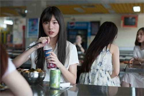 Vẻ đẹp trong sáng của cô gái được khen hơn đứt hot girl trà sữa Chương Trạch Thiên hay hoa khôi học đường Trần Đô Linh.