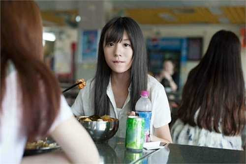 Nhân vật chính trong loạt ảnh được mọi người tìm ra là Ngô Tây, sinh ngày 14/8/1997, quê ở Trùng Khánh. Loạt hình ở căng-tin được cho là do bạn học chụp khi Ngô Tây ăn trưa tại trường học.