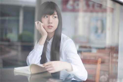 Nữ sinh 18 tuổi gây chú ý bởi diện mạo xinh đẹp với áo trắng, tóc dài, gợi nhớ hình ảnh mối tình đầu ngây thơ trên ghế nhà trường trong lòng nhiều nam sinh.