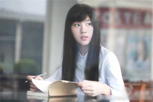 Không chỉ trở nên nổi tiếng, cô bạn còn khiến hàng chục nghìn người dùng Weibo rộ trào lưu đăng ảnh mặc áo sơ mi trắng để so nhan sắc.