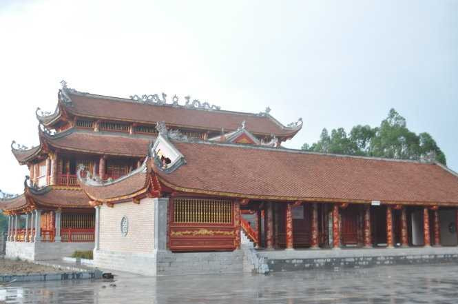 Nhà bái đường trong khu Văn Miếu tỉnh Vĩnh Phúc với các cột làm bằng gỗ sơn son thếp vàng - Ảnh: V.V.Tuân 