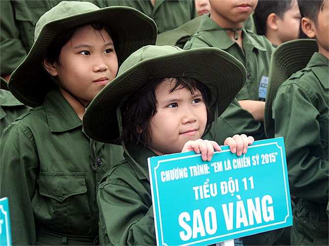 Các em chăm chú lắng nghe những lời căn dặn của các anh chị phụ trách