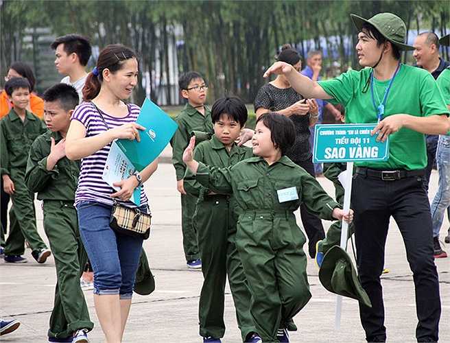 Giây phút nghẹn ngào khi phải chia tay con