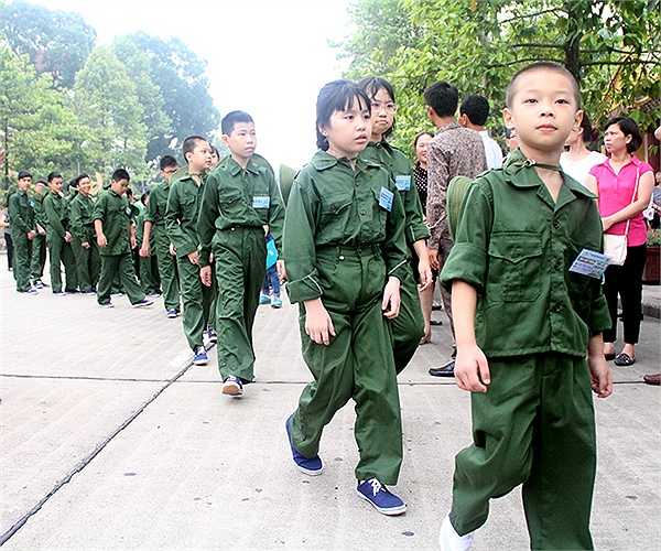 Trước khi lên đường nhập ngũ, các em nhỏ được vào Lăng viếng Bác Hồ và ôn lại truyền thống vẻ vang của dân tộc, tạo khí thế hăng hái, quyết tâm rèn luyện. 