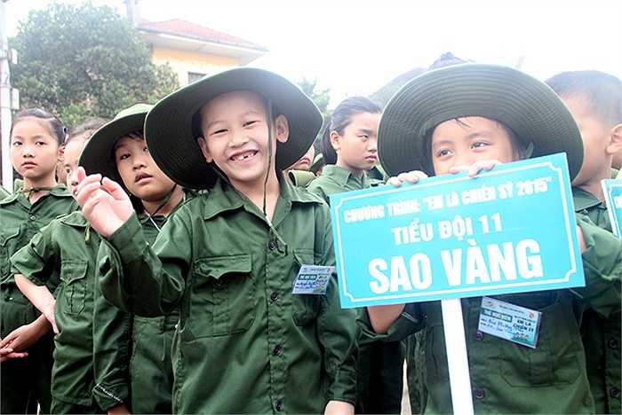 Các 'chiến sỹ nhí' đầy tự tin, cười đùa vui vẻ trước khi bước vào học kỳ quân đội