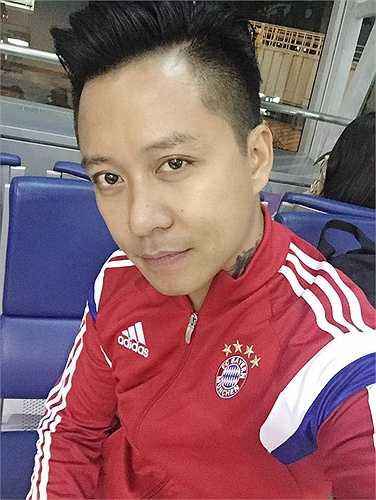 Hôm 9/6, trên trang fanpage với gần 3 triệu người theo dõi, ca sĩ Tuấn Hưng chia sẻ cảm xúc trước trận U23 Việt Nam gặp U23 Thái Lan. Anh viết: 'Hãy chiến thắng U23 Thái Lan để mang lại niềm hân hoan và thêm niềm tin cho người hâm mộ. Hơn mọi lúc, đây chính là thời điểm đẹp nhất để 'phủ đầu' người Thái, dạy cho Kiatisak một bài học về thói ngạo mạn. Bóng đá Việt Nam giờ đã khác quá xa so với thời anh Sak ở Hoàng Anh Gia Lai rồi. Cứ chờ đấy. Nếu Việt Nam thua Thái, tôi sẽ cạo trọc đầu'. 