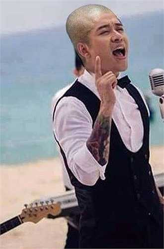 Không như mong đợi của Tuấn Hưng và cổ động viên nước nhà, tối 10/6, đội tuyển U23 Việt Nam đã thua Thái Lan với tỷ số 3-1. Trên Facebook, cư dân mạng chế ảnh nam ca sĩ đầu cạo trọc. Tuấn Hưng khẳng định trên trang cá nhân anh sẽ cạo đầu. Tuy nhiên, do đang trên đường đi Đức nên huấn luyện viên Giọng hát Việt chưa thể thực hiện lời hứa ngay lập tức. 