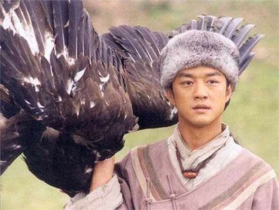 Lý Á Bằng – Quách Tĩnh: Sau vai diễn chàng lãng tử Lệnh Hồ Xung trong Tiếu ngạo giang hồ, Lý Á Bằng tiếp tục hóa thân thành một nam chính khác trong tiểu thuyết võ hiệp Kim Dung – Quách Tĩnh trong Anh hùng xạ điêu. Dù Lý Á Bằng diễn xuất khá tốt nhưng anh vẫn bị nhiều khán giả chê là không xuất sắc bằng các diễn viên từng thể hiện vai Quách Tĩnh trước đây.