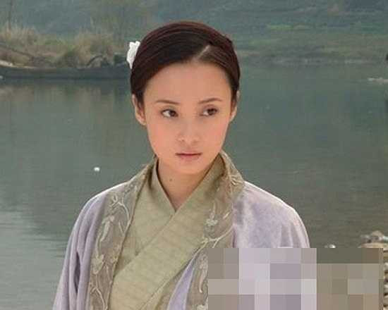 Tưởng Cần Cần – Mục Niệm Từ: “Quỳnh Nữ Lang” Tưởng Cần Cần hoàn toàn chinh phục trái tim người xem khi vào vai Mục Niệm Từ trong Anh hùng xạ điêu. Từ ngoại hình đến diễn xuất của cô đều được người xem hết lời khen ngợi.