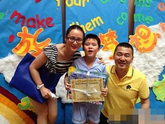 Tưởng Cần Cần kết hôn với nam diễn viên Trần Kiến Bân vào năm 2006 và hạ sinh một bé trai kháu khỉnh vào năm 2007. Hiện tại, người đẹp rất ít đóng phim để dành thời gian chăm lo cho tổ ấm (Nguồn: Zing)