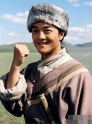 Tuy nhiên, nhà văn Kim Dung lại có đánh giá hoàn toàn khác: 'Lý Á Bằng là một người trung hậu và đã diễn rất tốt vai Quách Tĩnh'. Dù còn nhiều tranh luận trái chiều nhưng không thể phủ nhận, vai diễn Quách Tĩnh đã nâng tên tuổi Lý Á Bằng lên một tầm cao mới.