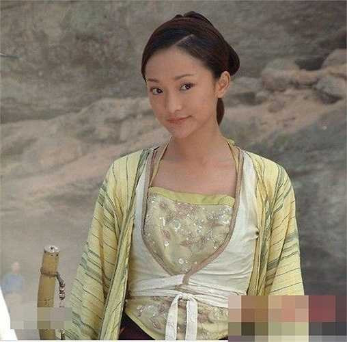 Châu Tấn – Hoàng Dung: Qua diễn xuất của Châu Tấn, nhân vật Hoàng Dung thông minh, nhanh nhí, cổ quái hiện lên đầy sống động. Tuy nhiên, cô lại bị 'mất điểm' bởi chất giọng trầm khàn.