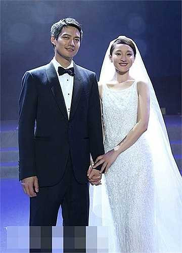 Năm 2014 còn đánh dấu một sự kiện trọng đại trong đời của 'nàng Hoàng Dung'. Cô đã cùng bạn trai Cao Thánh Viễn tổ chức một hôn lễ giản dị, ấm cúng trong đêm nhạc từ thiện vào tối 16/7. 