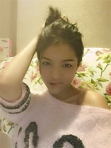 Bố mẹ Thủy Top đều là những người có địa vị xã hội, học vị tiến sỹ và được nhiều người nể trọng. Chị gái giọng ca Mặc kệ cũng học và làm việc tại Mỹ.