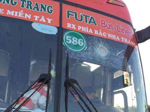 Liều lĩnh ném đá trực diện vào xe khách, tài xế bị thương