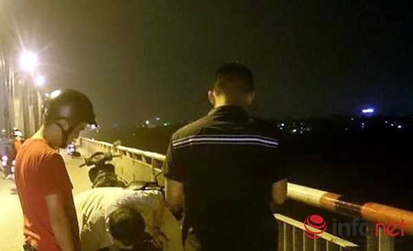 Người đàn ông tự đâm vào bụng mình rồi nhảy xuống sông Hồng