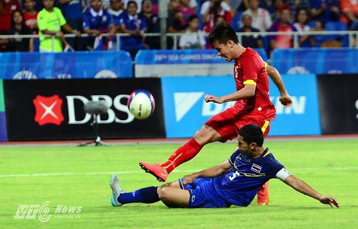 Tiếc là trung vệ số 5 của U23 Thái Lan đã tung người truy cản khiến Thanh Bình không thể dứt điểm.