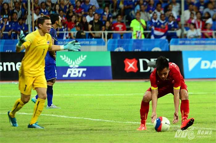 Phải đến cuối hiệp 2, tiền đạo của Thanh Hóa mới có thể lập công bằng một pha vô lê tuyệt đẹp.