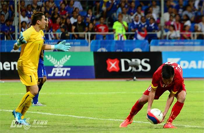 Thanh Bình nhặt bóng, ăn mừng bàn thắng rút ngắn tỷ số xuống còn 1-3.