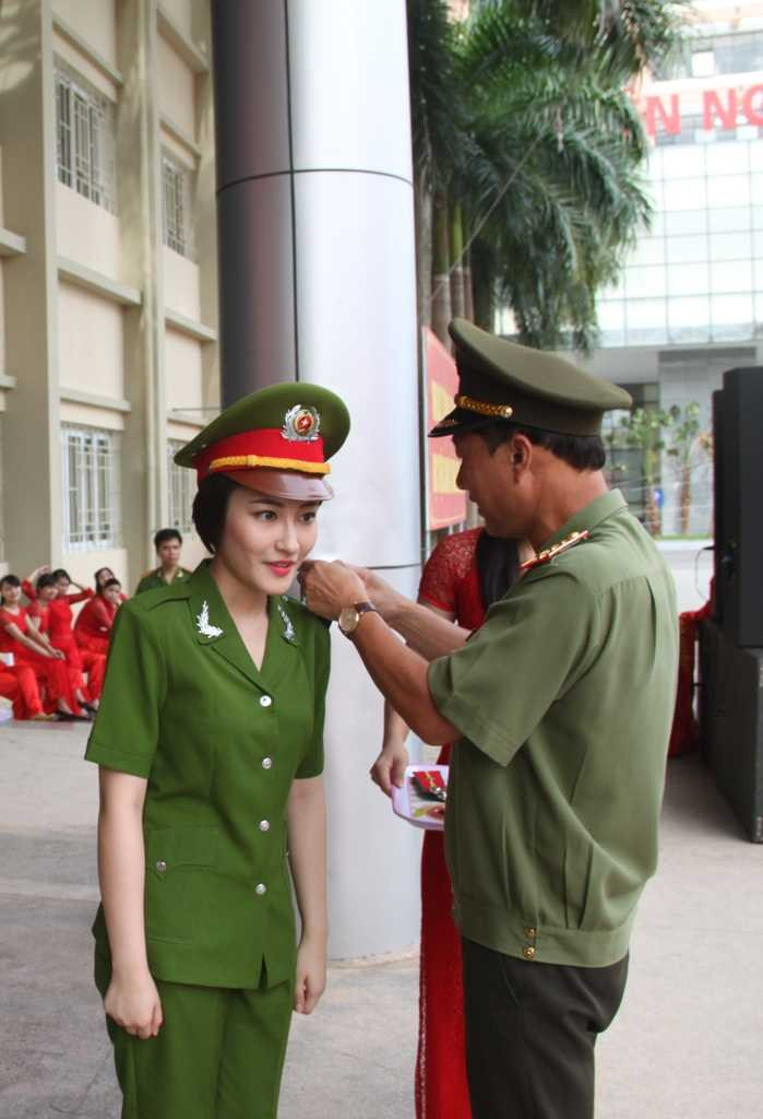Nữ thủ khoa Học viện Cảnh sát xinh xắn lập kỳ tích sau 25 năm