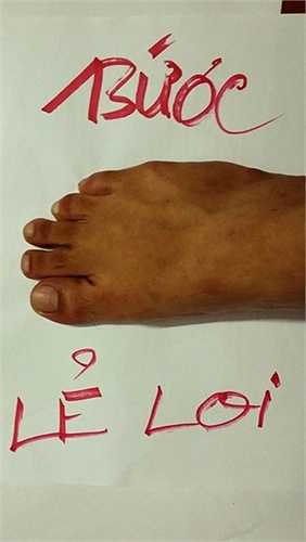 'Bước CHÂN lẻ loi' trên một tờ giấy.