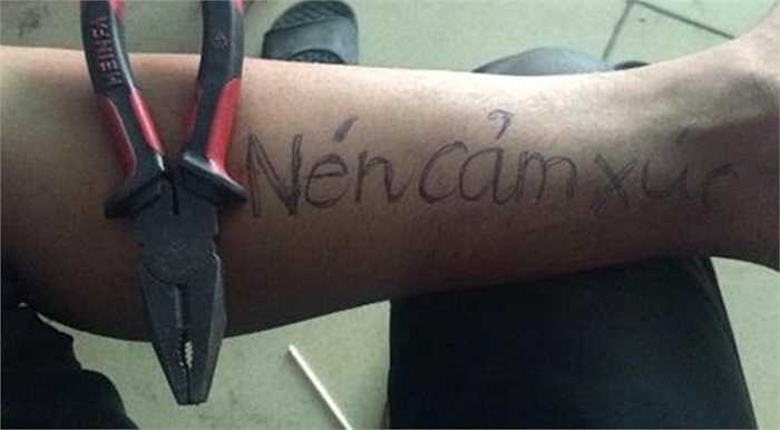 Có thể người ta sẽ cần tới một chiếc kìm thật để 'KÌM nén cảm xúc' của mình.