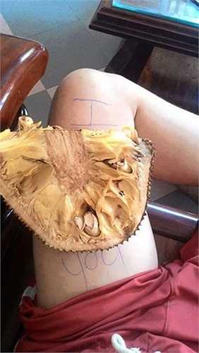 Câu đố hình 'I MÍT U' có thể hiểu là 'I miss U' tức 'Anh nhớ em'. Nhưng thay vì một múi mít thì đây lại là hẳn một quả mít, chứng tỏ nỗi nhớ cũng to hơn.