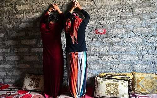 Các cô gái diễn lại cảnh bị chiến binh chọn vào mỗi sáng