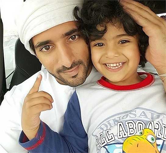 Mohammed là con trai của Ahmed Jaber 'AJ' Al Harbi, bạn thân của hoàng gia UAE. Cậu bé dành phần lớn thời gian để đi du lịch khắp thế giới với cha và cũng nghiễm nhiên trở thành bạn thân của các hoàng tử, công chúa trong hoàng tộc Dubai, đặc biệt là vị hoàng tử điển trai nổi tiếng Hamdan.