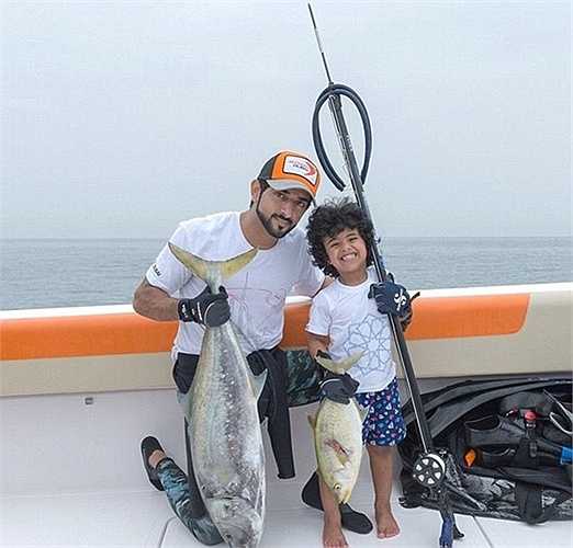 Mohammed theo hoàng tử Dubai đi câu cá trên Đại Tây Dương. 
