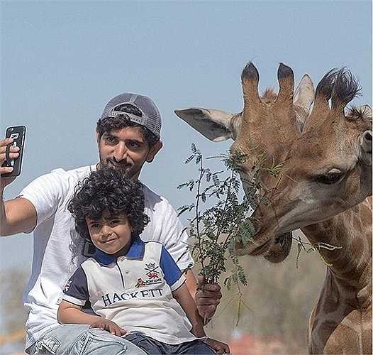Selfie với hươu cao cổ trong chuyến thám hiểu châu Phi. Những hình ảnh này được bố cậu bé thường xuyên đăng tải lên mạng xã hội.