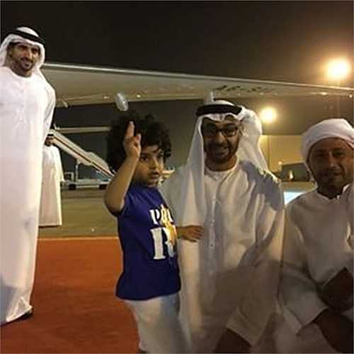 Cậu bé được hoàng gia Dubai đối xử chu đáo không thua kém các hoàng tử, công chúa của UAE.