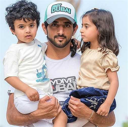 Hoàng tử nổi tiếng - Hamdan yêu cậu bé như con.