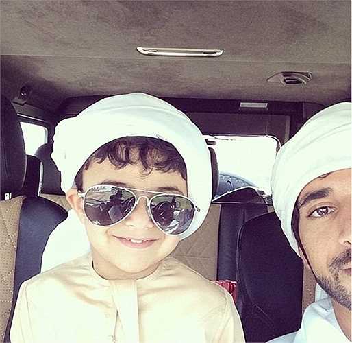 Hoàng tử Hamdan rất cưng chiều Mohammed. Họ là đôi bạn thân thiết, khiến nhiều người ngưỡng mộ. Cậu bé cười tươi rói khi selfie với cặp kính được thiết kế cho riêng mình.