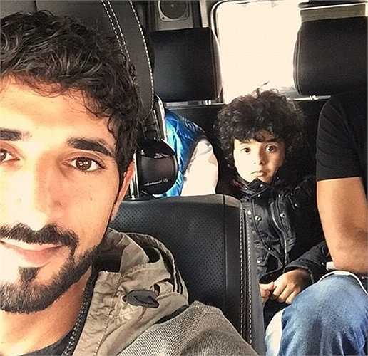 Mohammed và Hamdan đi du lịch trên Mercedes SUV G5 đắt tiền.