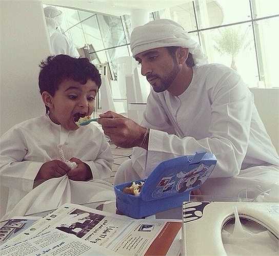 Khoảnh khắc hoàng tử Dubai bón cơm cho Mohammed khiến dân mạng thích thú.