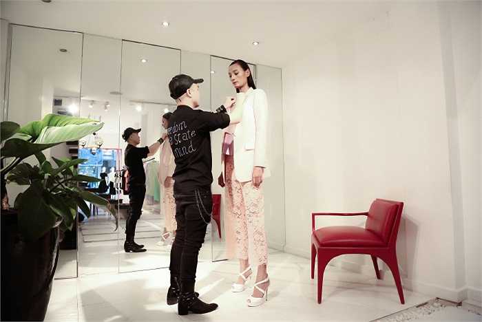 Được NTK Đỗ Mạnh Cường lựa chọn là gương mặt góp mặt trong show diễn thời trang tới đây, Lê Thúy đã dành thời gian tích cực chuẩn bị.