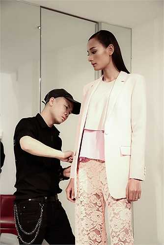 Đỗ Mạnh Cường chỉnh sửa từng li từng tí trang phục cho Lê Thúy.