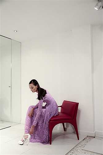 Thân hình cò hương đáng báo động của Lê Thúy.