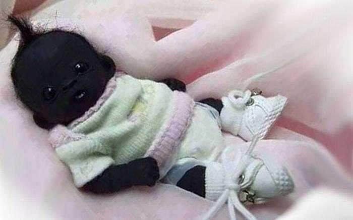 Nước da đen sẫm và đôi mắt to tròn cùng với mái tóc ‘dựng ngược’ khiến nhiều người không khỏi ngạc nhiên và thích thú.