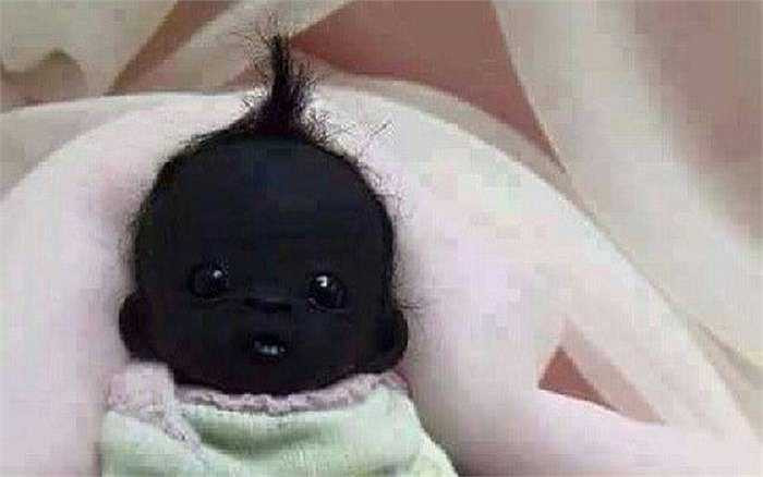 Không chỉ có nước da và đôi mắt đen láy, các móng tay và đôi môi của em bé này cũng đều có màu đen.