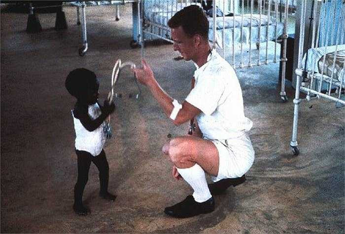 Ngay cả khi lớn lên, em bé vẫn mang nước da đen kỳ lạ.