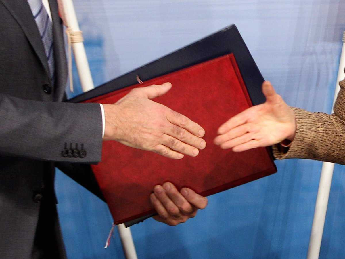 Nhận tiền bằng tay trái là một sự sỉ nhục 