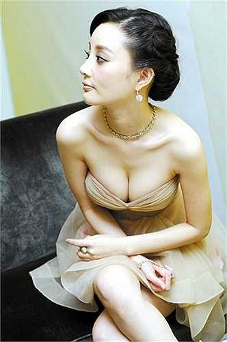 Cô cũng thường xuyên chọn váy xẻ sâu khoe ưu thế này trước ống kính. 