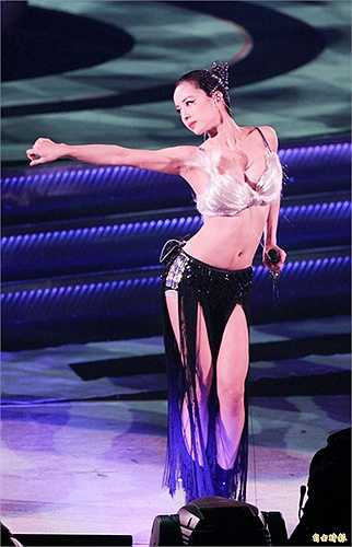 Ngoài cặp chân thon, dài, cô cũng có thềm ngực đầy đặn, hút mắt. 