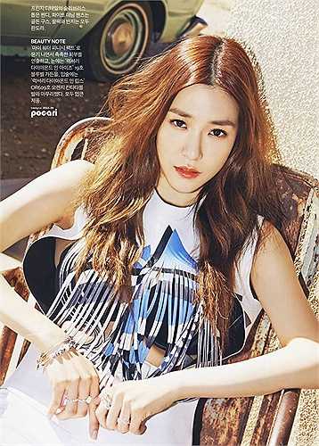 Thành viên xinh đẹp Tiffany của SNSD cũng là nạn nhân của việc chỉnh sửa quá tay. Khi lên hình cho tạp chí Instyle, nhan sắc nữ ca sĩ thay đổi ít nhiều. Đôi lông mày rậm và khuôn mặt của Tiffany bị nhận xét kém nữ tính.