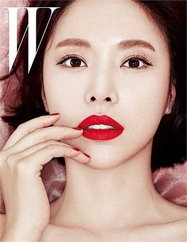 Đôi môi đỏ chót của cô đào Hwang Jung Eum trên tạp chí W lớn hơn khá nhiều so với ảnh đời thường.