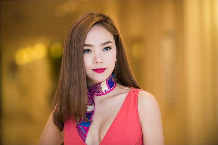 Vẻ gợi cảm khó có thể rời mắt của Minh Hằng.